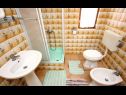 Apartments Doktor - sea view; A2(9) Mastrinka - Island Ciovo  - Apartment - A2(9): bathroom with toilet