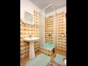 Apartments Doktor - sea view; A2(9) Mastrinka - Island Ciovo  - Apartment - A2(9): bathroom with toilet