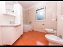 Apartments Slavica - 70 m from the beach : Lero1(4+1) Okrug Gornji - Island Ciovo  - Apartment - Lero1(4+1): bathroom with toilet