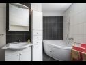 Apartments Eli - 70m from the beach: A1(4) Okrug Gornji - Island Ciovo  - Apartment - A1(4): bathroom with toilet