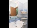 Apartments Blue - 100 m from beach: A1(3+1) Igrane - Riviera Makarska  - Apartment - A1(3+1): bathroom with toilet