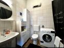 Apartments Denis - great location & large terrace: A1(5) Makarska - Riviera Makarska  - Apartment - A1(5): bathroom with toilet