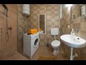 Apartments Zdrav - with big terrace: A1(4) Split - Riviera Split  - Apartment - A1(4): bathroom with toilet