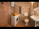 Apartments Zdrav - with big terrace: A1(4) Split - Riviera Split  - Apartment - A1(4): bathroom with toilet