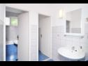 Apartments Snješka - 20 m from the sea : A1(9), A2(6+2) Seget Vranjica - Riviera Trogir  - Apartment - A1(9): bathroom with toilet