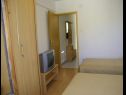 Apartments Fran - 30 m from sea : A1-veliki(5), A2-mali(3) Vinisce - Riviera Trogir  - Apartment - A2-mali(3): bedroom
