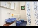 Holiday home Marcelo - with terrace : H(5+3) Vinisce - Riviera Trogir  - Croatia - H(5+3): bathroom with toilet