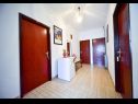 Apartments Ivan Z3 - only for family: A1(6)  Zadar - Zadar riviera  - Apartment - A1(6) : hallway