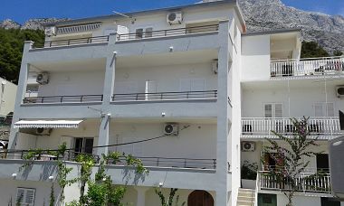 Apartments Josip - 150 m from beach with free parking A1(3), A2(5), A3(2+2) Baska Voda - Riviera Makarska 