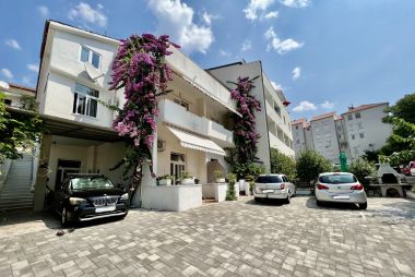 Apartments Jure - ground floor studio-apartments: SA1(3+1), SA2(2+1) Makarska - Riviera Makarska 