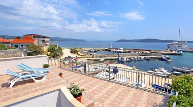 Apartments Marija - beautiful sea view: A1(4+1) Drvenik Mali (Island Drvenik Mali) - Riviera Trogir 