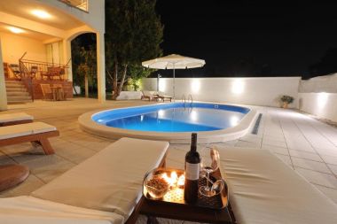 Apartments Max - luxurious with pool: A1(6+2) Zadar - Zadar riviera 