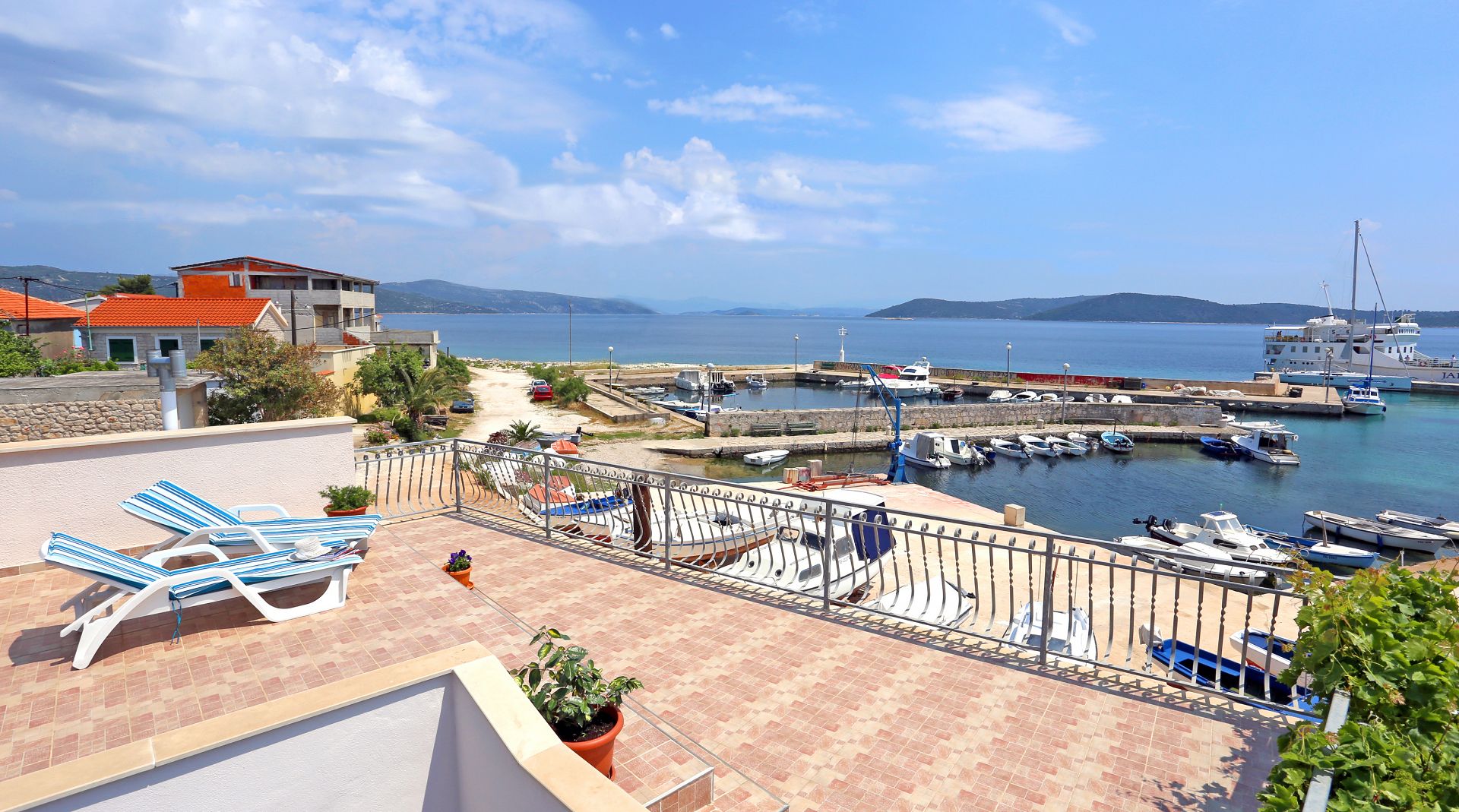 Apartments Marija - beautiful sea view: A1(4+1) Drvenik Mali (Island Drvenik Mali) - Riviera Trogir 