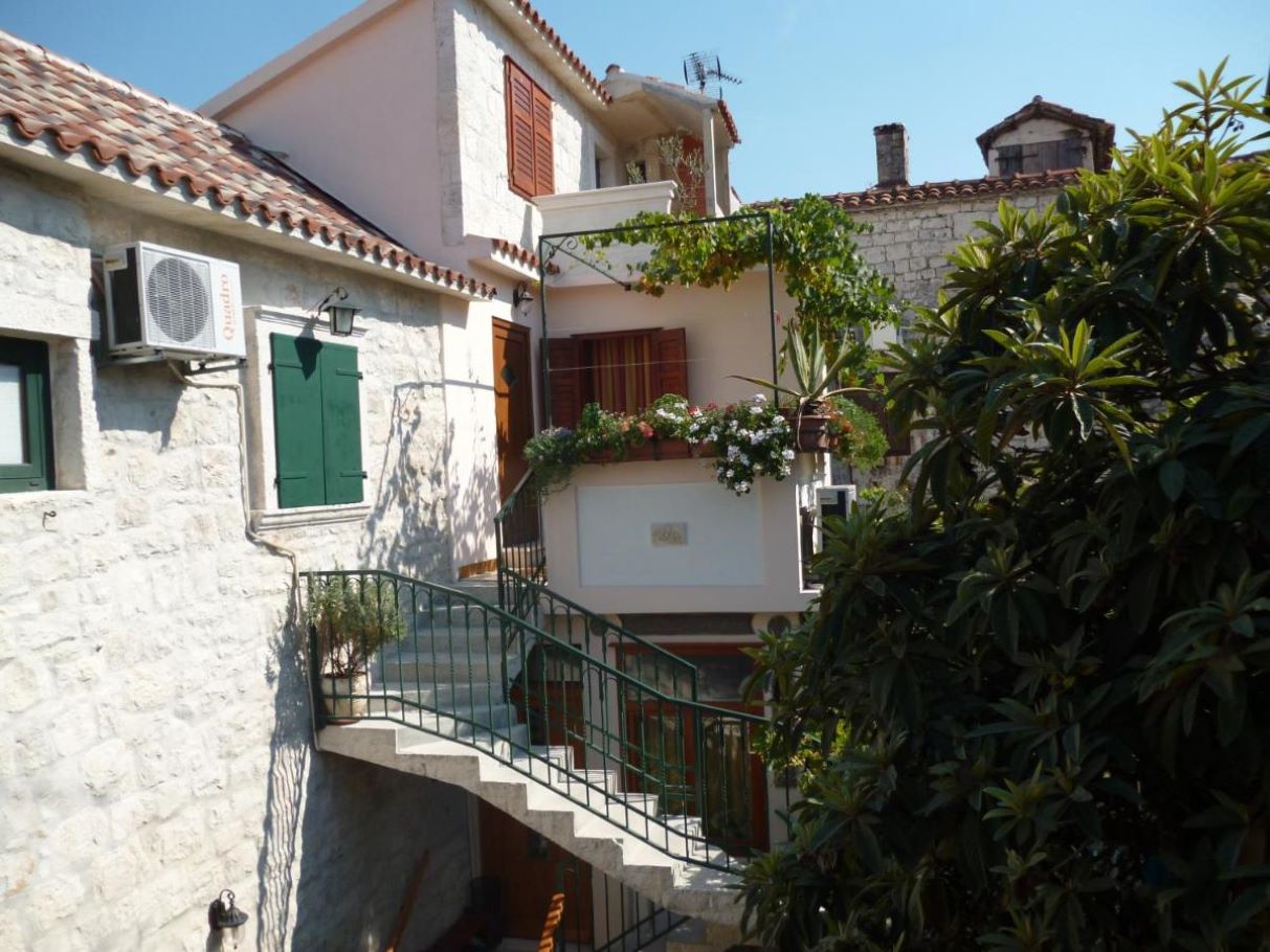 Apartments and rooms Jare - in old town R1 zelena(2), A2 gornji (2+2) Trogir - Riviera Trogir 