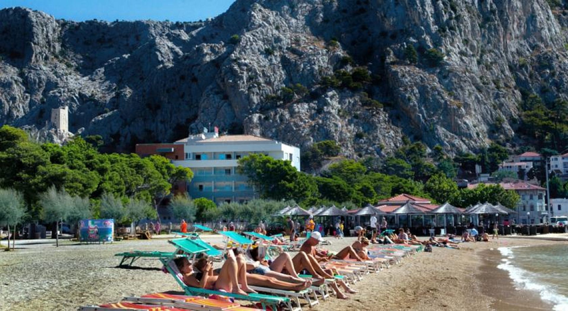 Apartment Jerko - 200 m from beach: A1 Omis, Riviera Omis 2