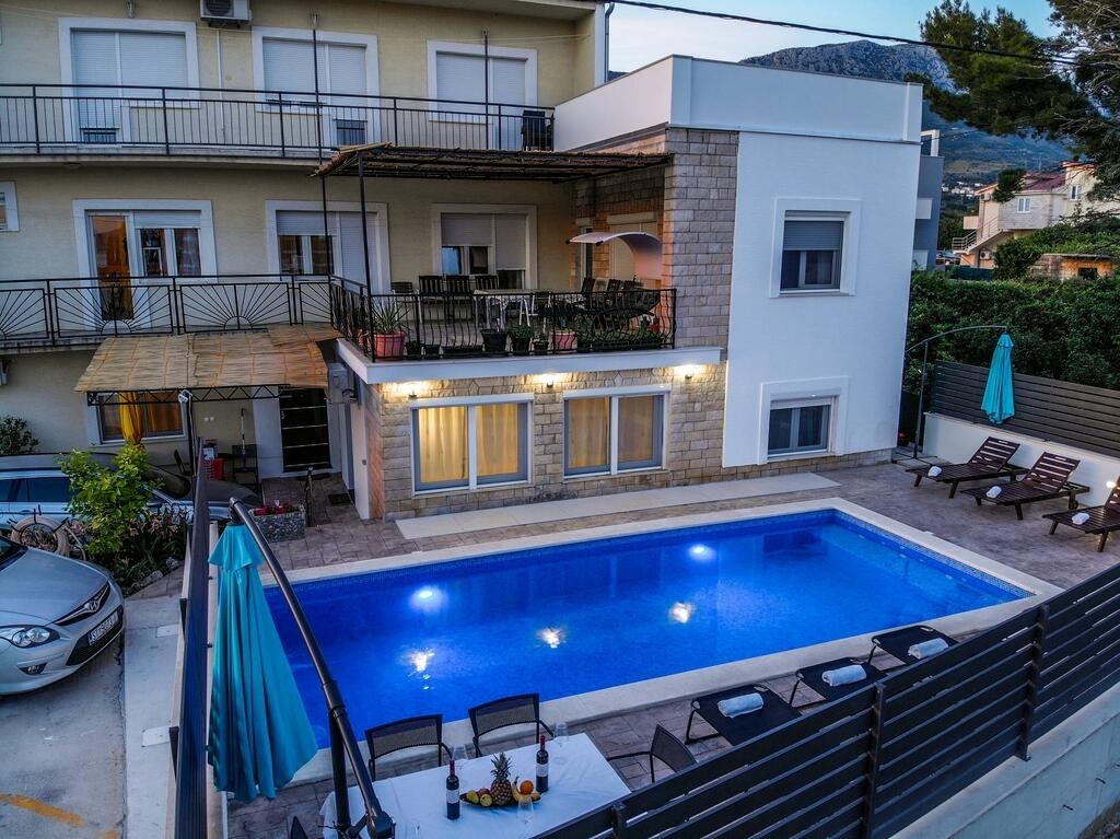 Apartment Zdene - private pool: A2 Kastel Luksic, Riviera Split 1