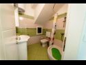 Apartments and rooms Mit - 100m to the sea: A1(4) Crveni, SA2(2) Zeleni, A3(4) Zuti, A4(2+2) Purple, A5(4+2) b&w, R1(2) Biograd - Riviera Biograd  - Studio apartment - SA2(2) Zeleni: bathroom with toilet