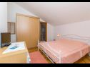 Apartments and rooms Mate 1 - 130 m from sea: A1 Zeleni(2+2), R1 Zuta(2), R2 Roza(2) Bol - Island Brac  - Room - R2 Roza(2): bedroom