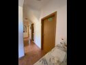 Apartments Jak - comfortable apartments: A1-donji(4+1), A2-gornji(4+2) Mirca - Island Brac  - Apartment - A2-gornji(4+2): hallway