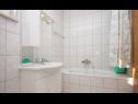 Apartments Slav - free barbecue: A1(4) Supetar - Island Brac  - Apartment - A1(4): bathroom with toilet