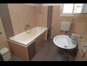 Apartments Bela1 - close to the beach A1(7) Mastrinka - Island Ciovo  - Apartment - A1(7): bathroom with toilet