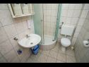 Apartments Marija - 60 m from beach: A2(4) Mastrinka - Island Ciovo  - Apartment - A2(4): bathroom with toilet