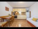 Apartments Bubi - sea view : A1(2+2), A2 Prvi kat(4+2), A3 drugi kat (4+2) Mastrinka - Island Ciovo  - Apartment - A1(2+2): kitchen and dining room