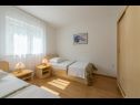 Apartments Bubi - sea view : A1(2+2), A2 Prvi kat(4+2), A3 drugi kat (4+2) Mastrinka - Island Ciovo  - Apartment - A2 Prvi kat(4+2): bedroom