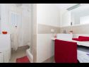 Apartments Duga - beachfront & seaview : A1(4+1), A2(4+1) Okrug Gornji - Island Ciovo  - Apartment - A2(4+1): bathroom with toilet