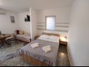 Apartments Naki - terrace & free parking: Studio(2+1), A2(6+1) Slatine - Island Ciovo  - Studio apartment - Studio(2+1): room