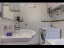 Apartments Mir - with terrace : A1(6) Crikvenica - Riviera Crikvenica  - Apartment - A1(6): bathroom with toilet