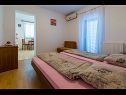 Apartments Tomica - open pool: A1 veliki(4+2), A2 mali(2+1), A3 dvosobni(5+1), A5 donji(2+3), A4 dvoetažni(4+3) Novi Vinodolski - Riviera Crikvenica  - Apartment - A2 mali(2+1): bedroom