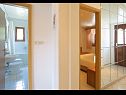 Apartments Vibo - parking and barbecue: A1 Vinka 1(6), A3 Vinka 3(2), A5 Vinka 4(5), A2 Vinka 2(4) Jelsa - Island Hvar  - Apartment - A1 Vinka 1(6): hallway