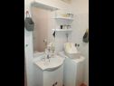 Apartments Dioniza - 150 m from beach: A1(2+2), A2(3), A3(2+2) Jelsa - Island Hvar  - Apartment - A1(2+2): bathroom with toilet