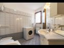 Apartments Mir - 50m from the sea A1(2+2), A2(2+1), A3(2), A4(4+2), A5(2+2) Fazana - Istria  - Apartment - A4(4+2): bathroom with toilet