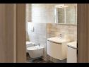 Apartments Roma - with terrace : A1(4) Fazana - Istria  - Apartment - A1(4): bathroom with toilet