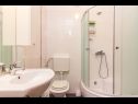 Apartments Robi 2 - marina view: A1(4+1) Liznjan - Istria  - Apartment - A1(4+1): bathroom with toilet