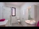 Apartments Svjetlana SA1(2+1), SA2(2+1), SA3(2) Pula - Istria  - Studio apartment - SA1(2+1): bathroom with toilet