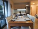 Apartments Villa Esse - heated pool & seaview: A1(2+2), A2(4+2), A3(2+2), A4(4+2), A5(2+2) Baska Voda - Riviera Makarska  - Apartment - A4(4+2): kitchen and dining room