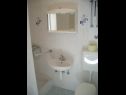 Apartments Josip II - 150 m from beach with free parking: SA4(2+1), SA5(3), A6(4) Baska Voda - Riviera Makarska  - Studio apartment - SA4(2+1): bathroom with toilet
