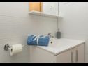 Apartments Ivi - 100 m from pebble beach: A1(2+2), A2(2+2), A3(2+2), A4(4+4), A5(2+2) Drasnice - Riviera Makarska  - Apartment - A2(2+2): bathroom with toilet