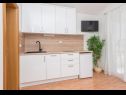 Apartments Ivi - 100 m from pebble beach: A1(2+2), A2(2+2), A3(2+2), A4(4+4), A5(2+2) Drasnice - Riviera Makarska  - Apartment - A5(2+2): kitchen