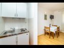 Apartments Gloria - 5 min to the beach : SA1(3+1), SA2(3), SA3(3), SA4(4), SA5(3), SA6(3), SA7(2), A8(6+4) Gradac - Riviera Makarska  - Studio apartment - SA3(3): kitchen and dining room