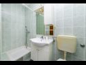 Apartments Gloria - 5 min to the beach : SA1(3+1), SA2(3), SA3(3), SA4(4), SA5(3), SA6(3), SA7(2), A8(6+4) Gradac - Riviera Makarska  - Studio apartment - SA3(3): bathroom with toilet