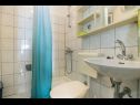 Apartments Mira - economy: A1(2+2), SA2(2), SA3(2) Igrane - Riviera Makarska  - Studio apartment - SA3(2): bathroom with toilet