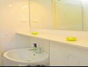 Apartments Jadro - 250 m from beach A1(4), A2Gornji(2+1), A3Srednji(2+1), A4Prizemlje(2) Makarska - Riviera Makarska  - Apartment - A2Gornji(2+1): bathroom