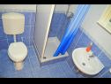 Apartments Ivi - big parking and courtyard SA2(3), SA3(2+2), SA4(2+2), SA5(2+2), SA6(2+2) Makarska - Riviera Makarska  - Studio apartment - SA2(3): bathroom with toilet
