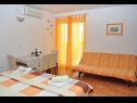 Apartments Ivi - big parking and courtyard SA2(3), SA3(2+2), SA4(2+2), SA5(2+2), SA6(2+2) Makarska - Riviera Makarska  - Studio apartment - SA3(2+2): bedroom