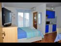 Apartments Ivi - big parking and courtyard SA2(3), SA3(2+1), SA4(2+1), SA5(2+1), SA6(2+1) Makarska - Riviera Makarska  - Studio apartment - SA5(2+1): living room