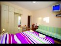 Apartments and rooms Ljuba - 130 meter from sea SA1(2), SA2(2+1), SA6(2+1), A4(2+1), R3(2+1), R7(2+1) Makarska - Riviera Makarska  - Studio apartment - SA6(2+1): bedroom